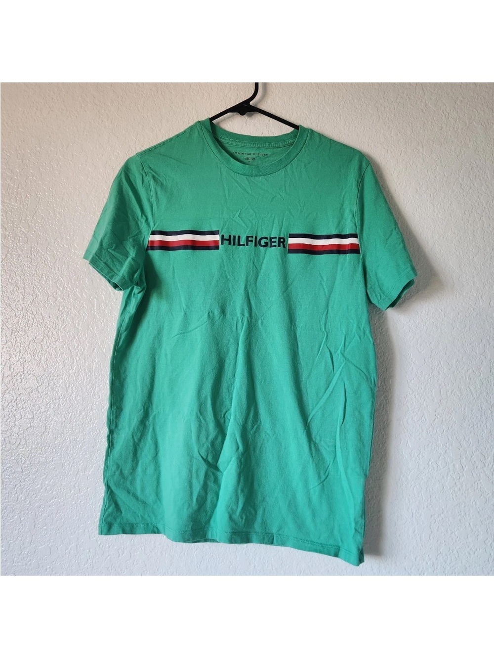 Tommy Hilfiger Men's
Graphic T-Shirt Size Medium - Green Spellout
Logo Tee